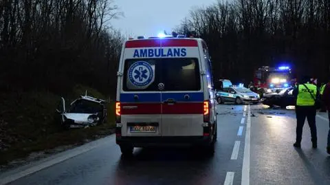 Czołowe zderzenie dwóch samochodów