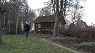 Po willi w Karczowiskach Górnych ekipę TVN24 oprowadzał prezes Fundacji Dumni z Elbląga