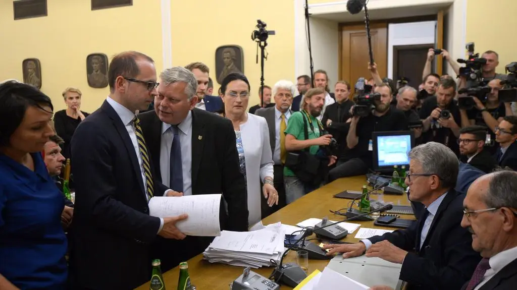 Szarpanina na sejmowej komisji o mikrofon przewodniczącego