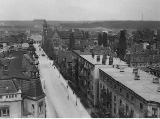 Widok na halę sterowców z ulicy Mickiewicza w 1934 roku