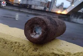 Pocisk przyjechał na teren cukrowni schowany w jednym z transportów buraków. 
