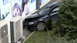 Kierowca wjechał w ścianę domu handlowego