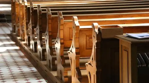 Ksiądz chory na COVID-19. Sanepid szuka tych, którym udzielał komunii