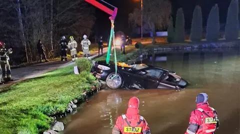 Auto zatonęło w stawie, kierowca zdołał się wydostać