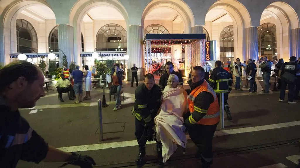 Ciężarówka wjeżdża w tłum. Nagranie z momentu ataku