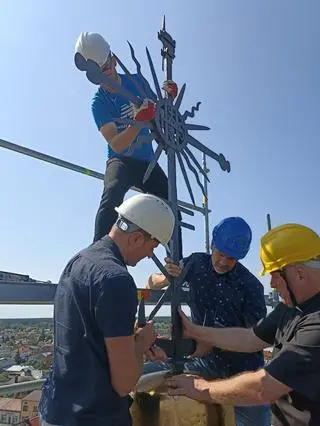 Do kuli ponownie przytwierdzono krzyż 