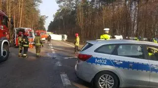 Siła uderzenia była taka, że bus się wywrócił