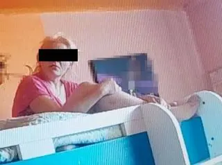 Kobieta schowała się pod kołdrą