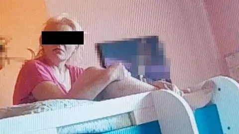 Kobieta schowała się pod kołdrą