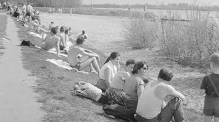 Plażowicze opalający się nad Wisłą w pobliżu mostu Poniatowskiego w Warszawie, 1960