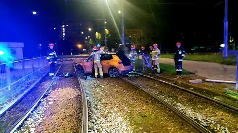 Auto stało na torowisku. "Na miejscu nie było kierowcy"