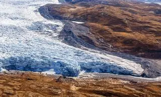 Topniejąca pokrywa lodowa niedaleko Kangerlussuaq, Grenlandia - zdj. ilustracyjne