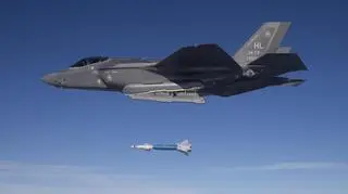 Piloci ćwiczą zrzucanie bomb z F-35A