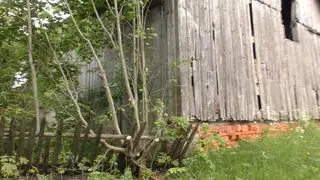 Garbno. Szczerbate płoty, dziurawe ściany
