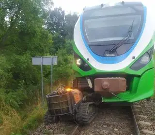Kosiarka wjechała w szynobus