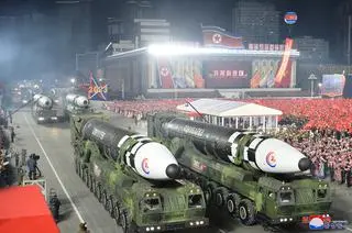 Parada wojskowa z okazji 75-lecia Koreańskiej Armii Ludowej 