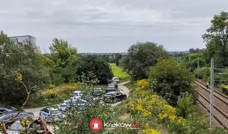 Ciało 27-letniego mężczyzny znaleziono w krzakach przy ulicy Chełmońskiego w Krakowie