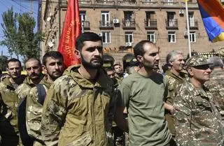 Wolontariusze Armeńskiej Federacji Rewolucyjnej zbierają się, aby wyjechać do Górskiego Karabachu