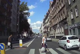 Nie zatrzymały się przed przejściem dla pieszych, zostały ukarane