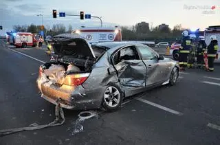 Wjechał na czerwonym na skrzyżowanie, zderzył się z busem