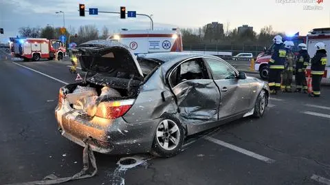 Wjechał na czerwonym na skrzyżowanie, zderzył się z busem