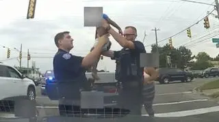 Dramatyczna akcja ratunkowa na środku skrzyżowania. Policjanci uratowali życie półtorarocznego chłopca 