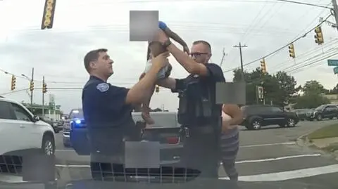 Dramatyczna akcja ratunkowa na środku skrzyżowania. Policjanci uratowali życie półtorarocznego chłopca 
