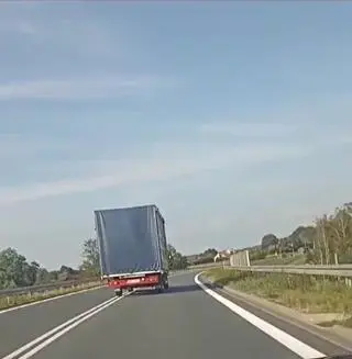 Samochód dostawczy jechał całą szerokością drogi. Kadr z nagrania