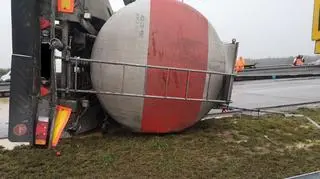 Przewrócona cysterna z gęstwą drożdżową na A1 w Mykanowie