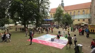 Sześć tysięcy uczestników, przeszło 120 warsztatów, stu artystów i 10 scen. W Lubiążu trwa XX Slot Art Festival.