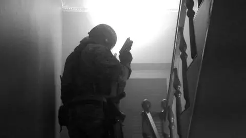 Policja rozbiła grupę sutenerów. Jeden z zatrzymanych próbował uciekać i uderzył w radiowóz