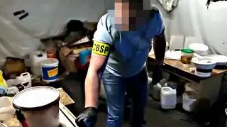 Wejście do laboratorium znajdowało się za starymi meblami