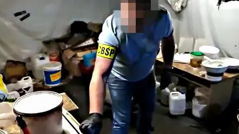 Wejście do laboratorium znajdowało się za starymi meblami