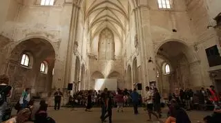 Sześć tysięcy uczestników, przeszło 120 warsztatów, stu artystów i 10 scen. W Lubiążu trwa XX Slot Art Festival.