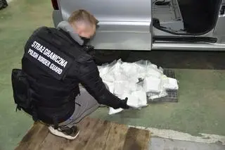 Uwagę funkcjonariuszy wzbudziło nienaturalne zachowanie kierowcy. Okazało się, że przewoził kokainę