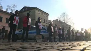 Poranny protest przed komisariatem w Krakowie