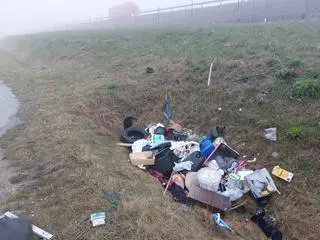 Śmieci przy autostradzie A4 na odcinku Tarnów - Dębica