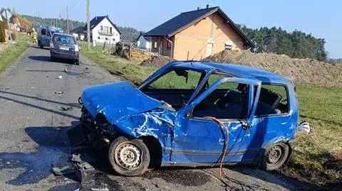 Zderzenie dwóch aut. Trzy osoby, w tym dziecko, ranne