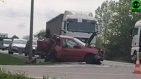 Zderzenie trzech aut, 19-latka w szpitalu