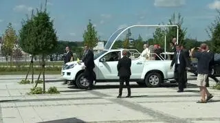 Papież po mszy udaje się do Krakowa papamobile