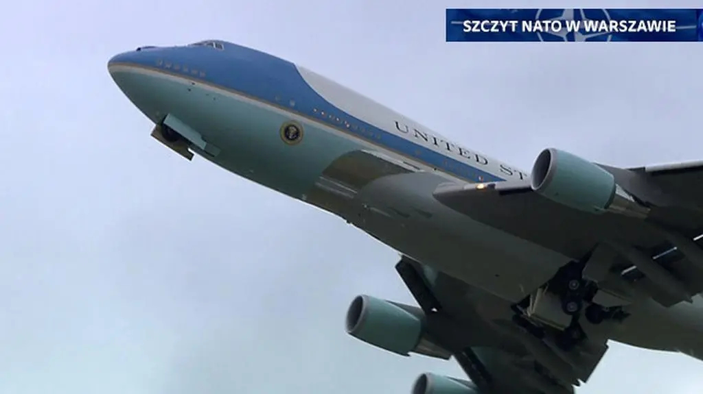 Air Force One odlatuje z Polski