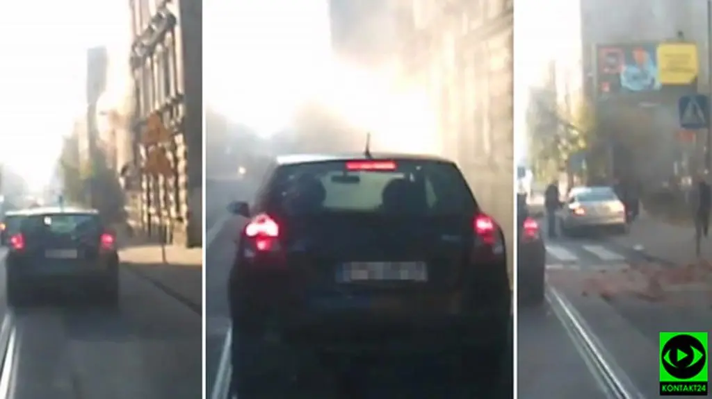 Fragment elewacji spadł na chodnik