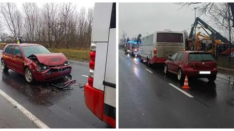 Samochód osobowy wjechał w autobus. Dwie osoby trafiły do szpitala