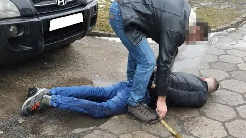 Uszkodził siedem aut, wykrzykiwał "nielogiczne słowa", uciekał przed policjantem
