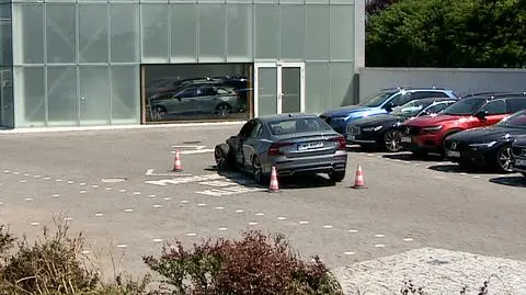 Dachował na parkingu przed salonem, rozbijając dwa nowe samochody i elewację. Kierowca zniknął