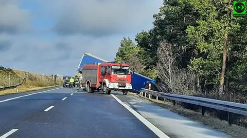Ciężarówka wypadła z jezdni w Brzozie