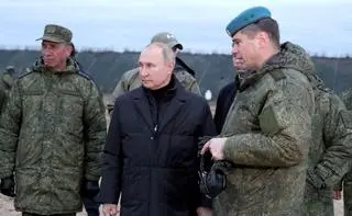 Władimir Putin w otoczeniu wojskowych. Zdjęcie ilustracyjne  
