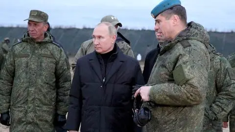 Putin w otoczeniu wojskowych 