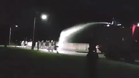 Strażacy z Adamowa polewali ludzi armatką 