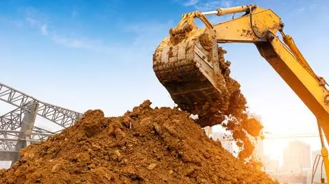 Pijani turyści jeździli koparką po placu budowy i wspinali się na rusztowania